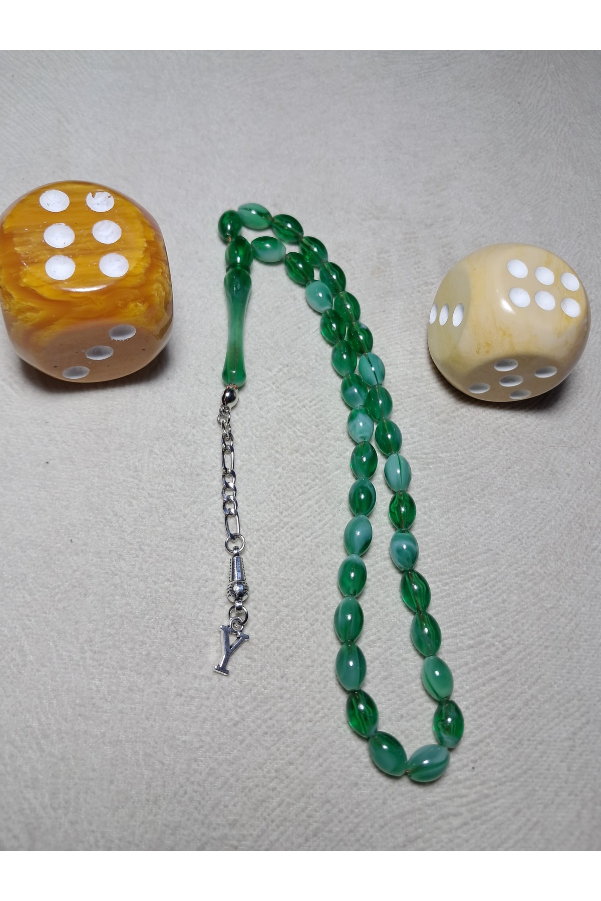 Kişiye Özel Harfli Erkek Hediyelik Kehribar Tesbih Hareli Yeşil — Muammer Köksal Design — Tespih