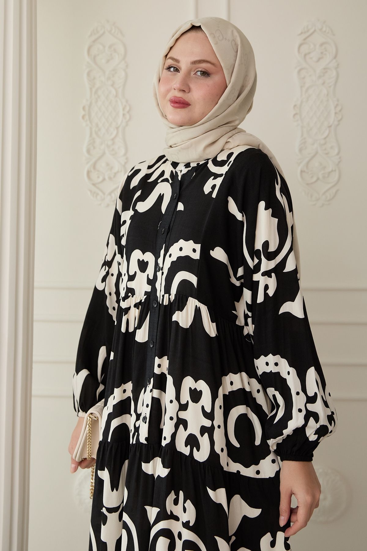 InStyle-Rochie neagră cu model cu lanțuri mari 2