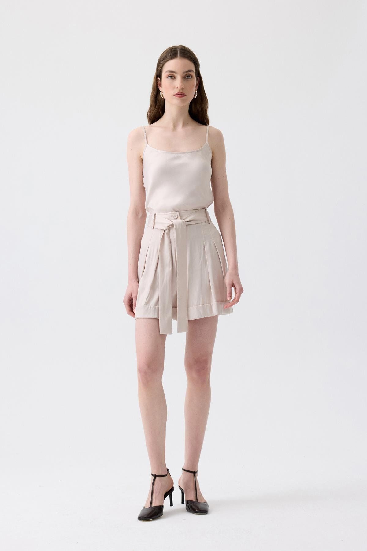 rue-Comfortable Form Mini Ecru Shorts with Binding Belt 3