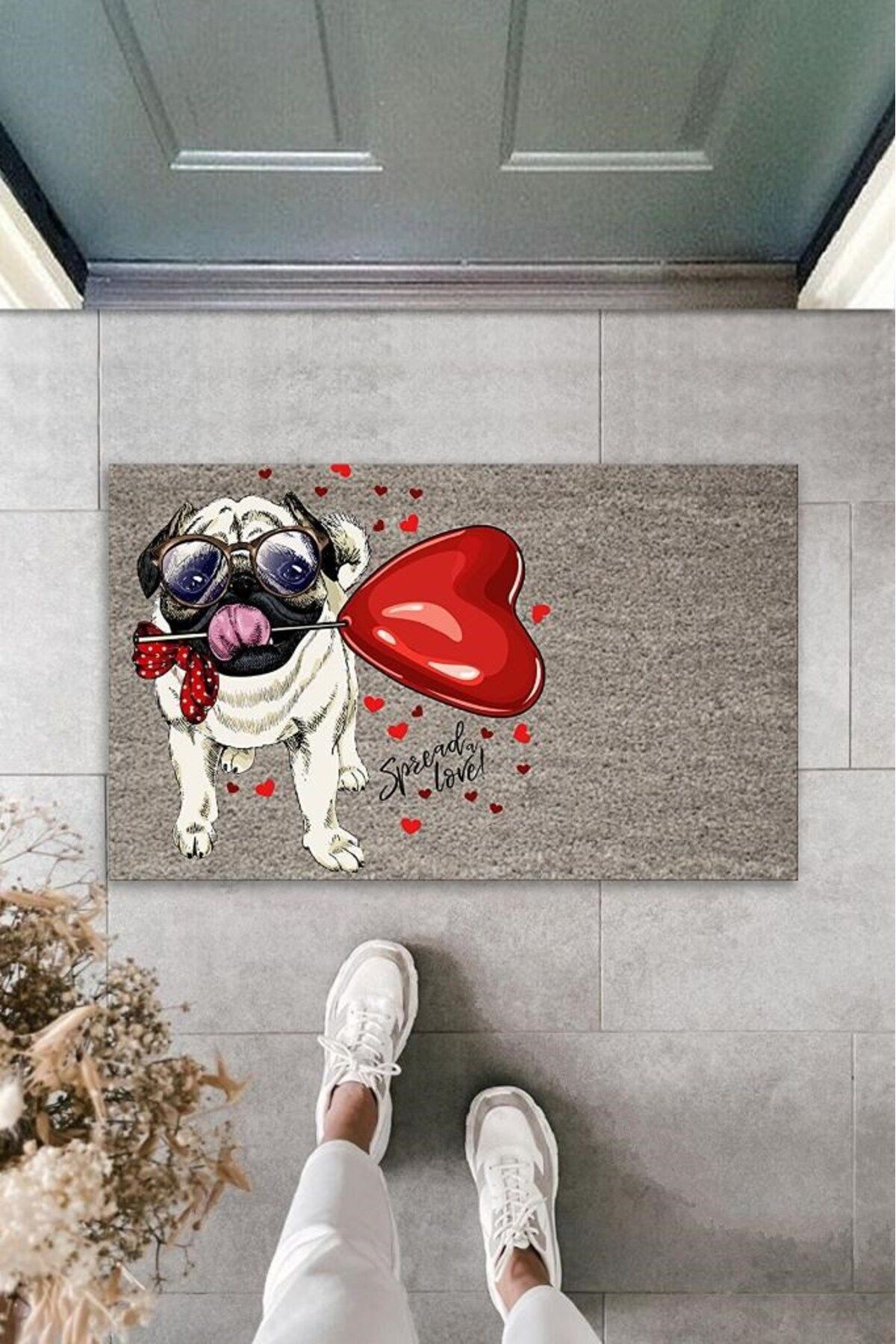 Tahtakale Toptancısı Dijital Baskı Gri Ağzında Kalpli Balon Tutan Gözlüklü Köpek Dekoratif Kapı Paspası K-2079