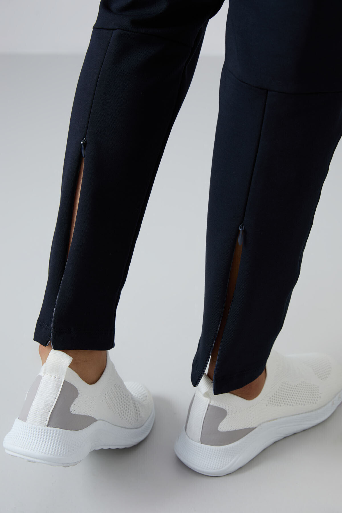 TOMMY LIFE-Pantaloni de trening pentru femei Cozy Form - bleumarin, cu fermoar și buzunare - 94246 5