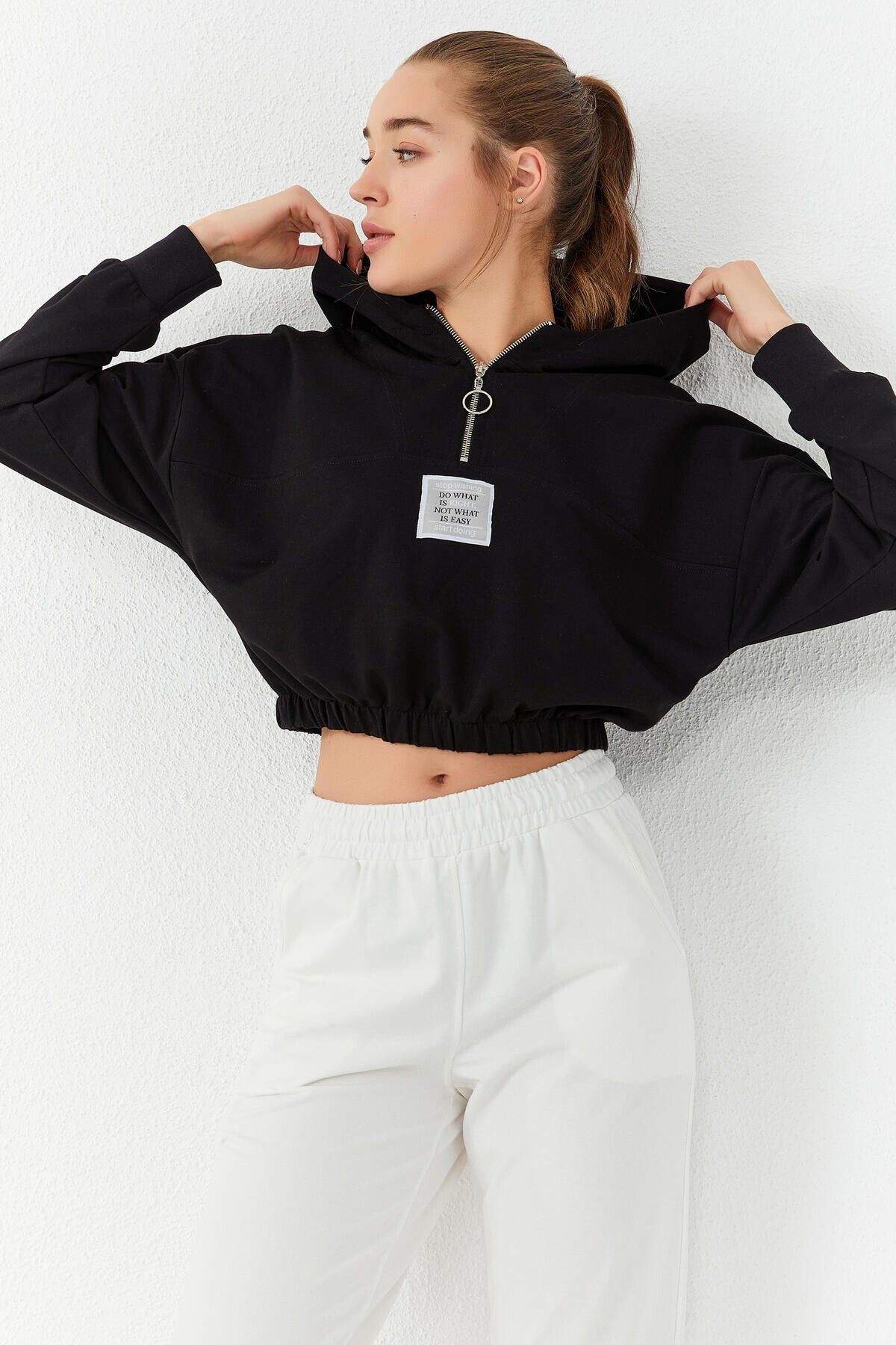 TOMMY LIFE-Μαύρο γυναικείο φούτερ Crop Top με μισό φερμουάρ και κουκούλα - 97155 1