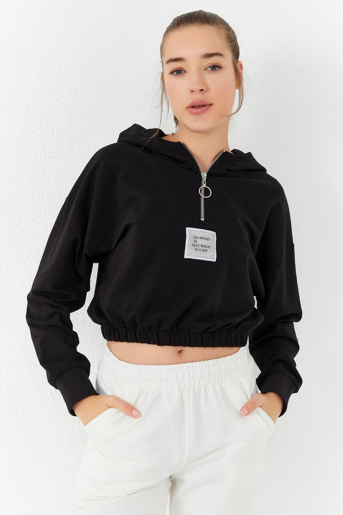 TOMMY LIFE-Μαύρο γυναικείο φούτερ Crop Top με μισό φερμουάρ και κουκούλα - 97155 3