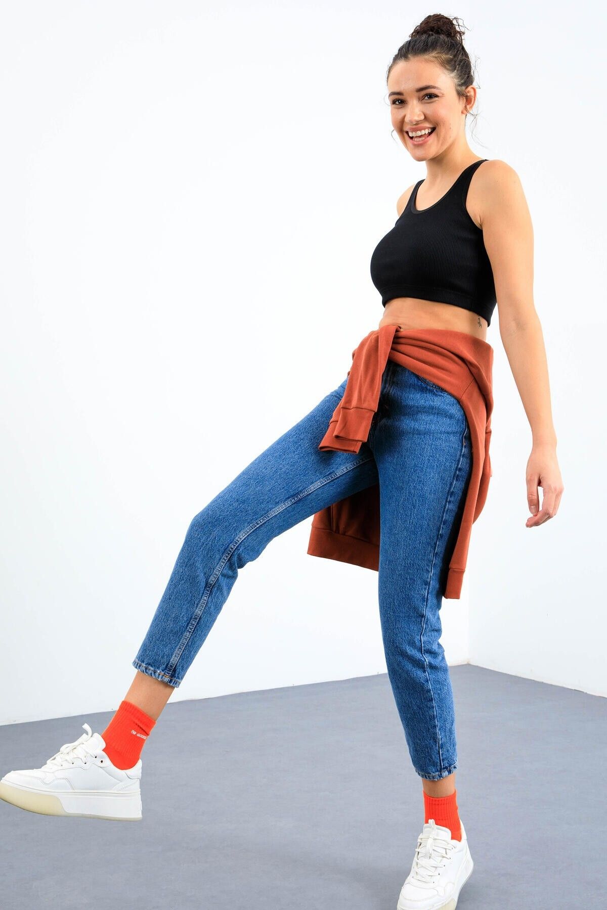 TOMMY LIFE-Marineblaues Basic-Crop-Top-Unterhemd mit Nullärmeln und schmaler Passform und U-Ausschnitt für Damen – 97160 6