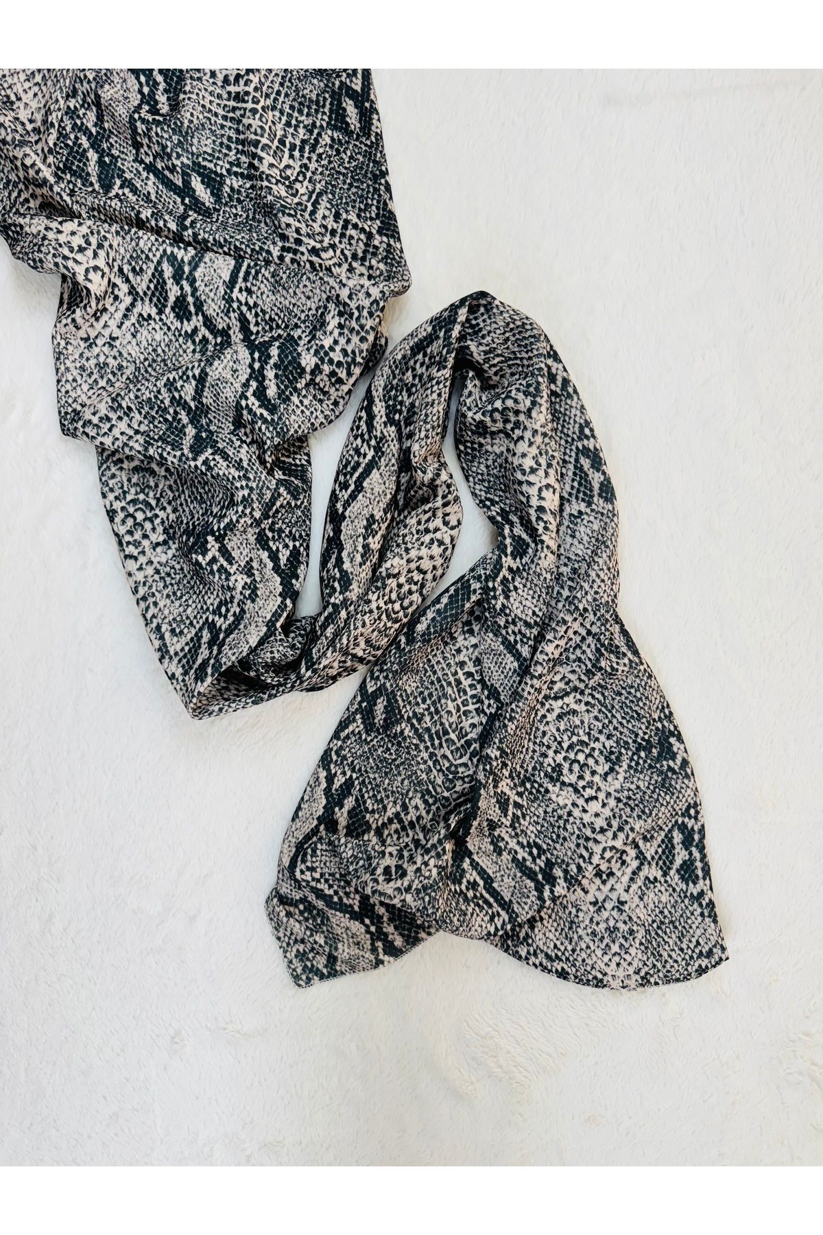 kubbe-Shawl & Scarf – Lightweight, Stylish and Soft Textured Accessory - Comfortable Use, Eye-Catching Elegance 1