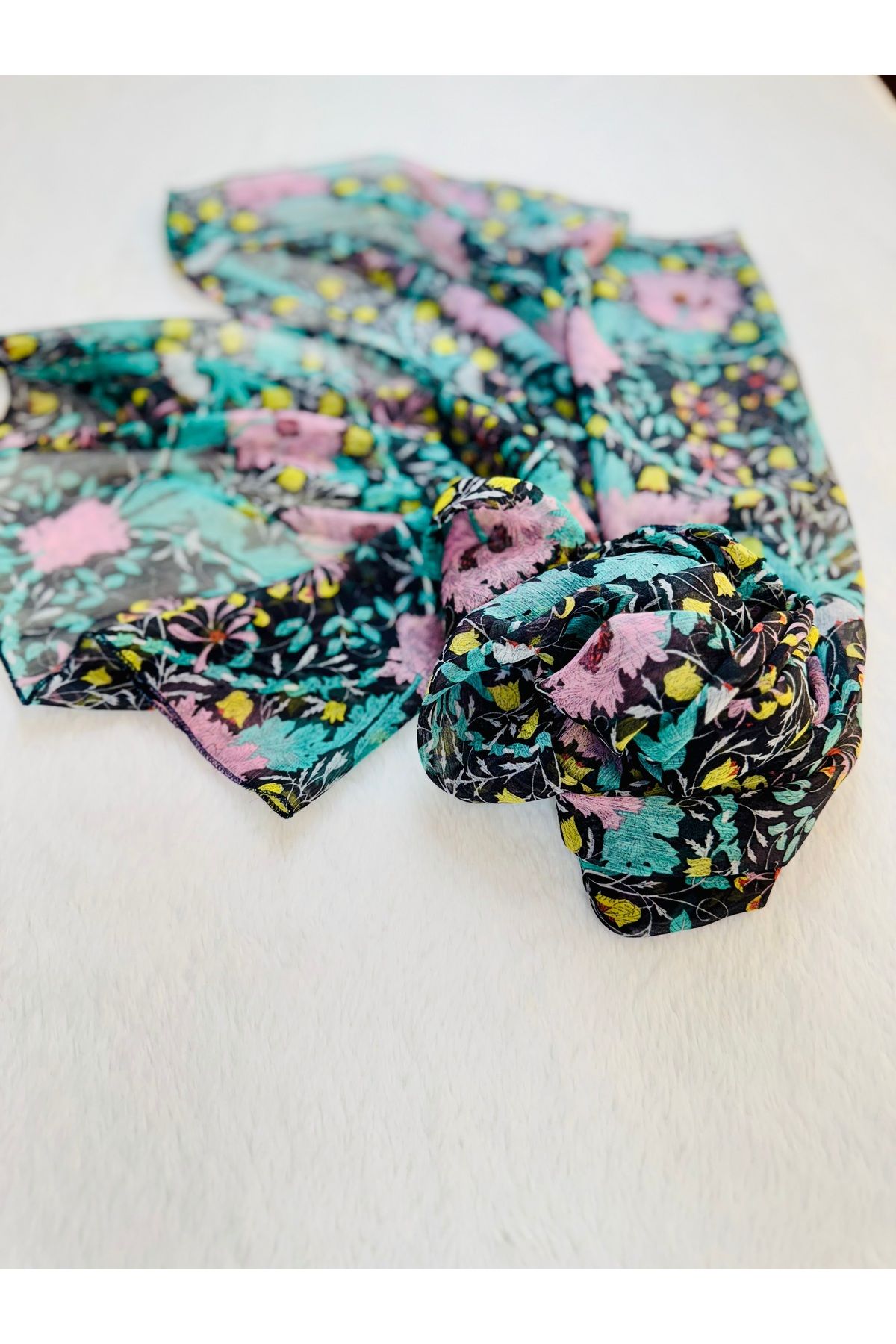 kubbe-Shawl & Scarf – Lightweight, Stylish and Soft Textured Accessory - Comfortable Use, Eye-Catching Elegance 3