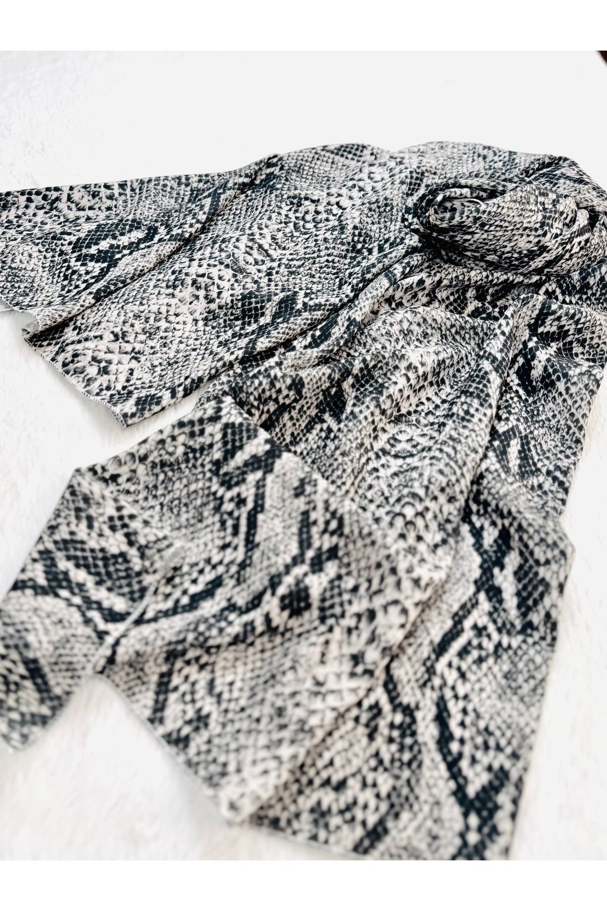 kubbe-Shawl & Scarf – Lightweight, Stylish and Soft Textured Accessory - Comfortable Use, Eye-Catching Elegance 3