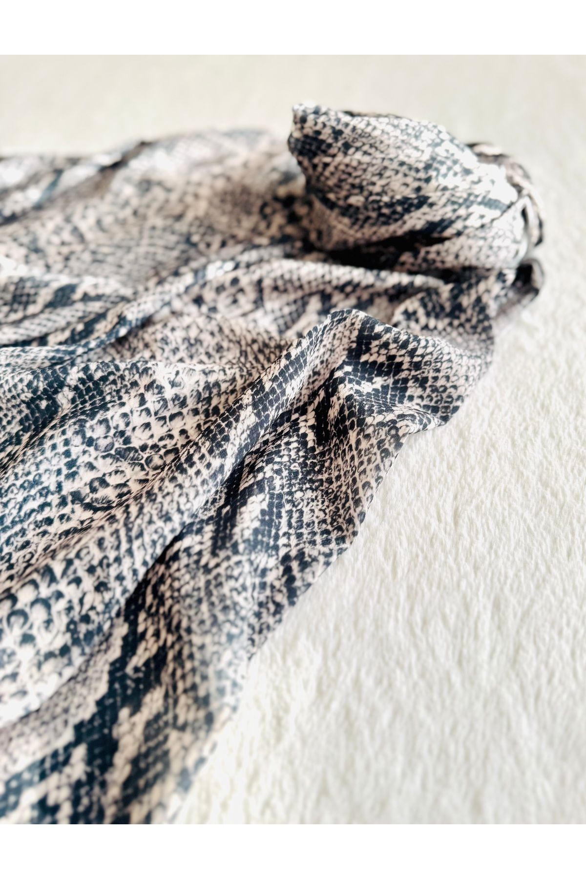kubbe-Shawl & Scarf – Lightweight, Stylish and Soft Textured Accessory - Comfortable Use, Eye-Catching Elegance 6