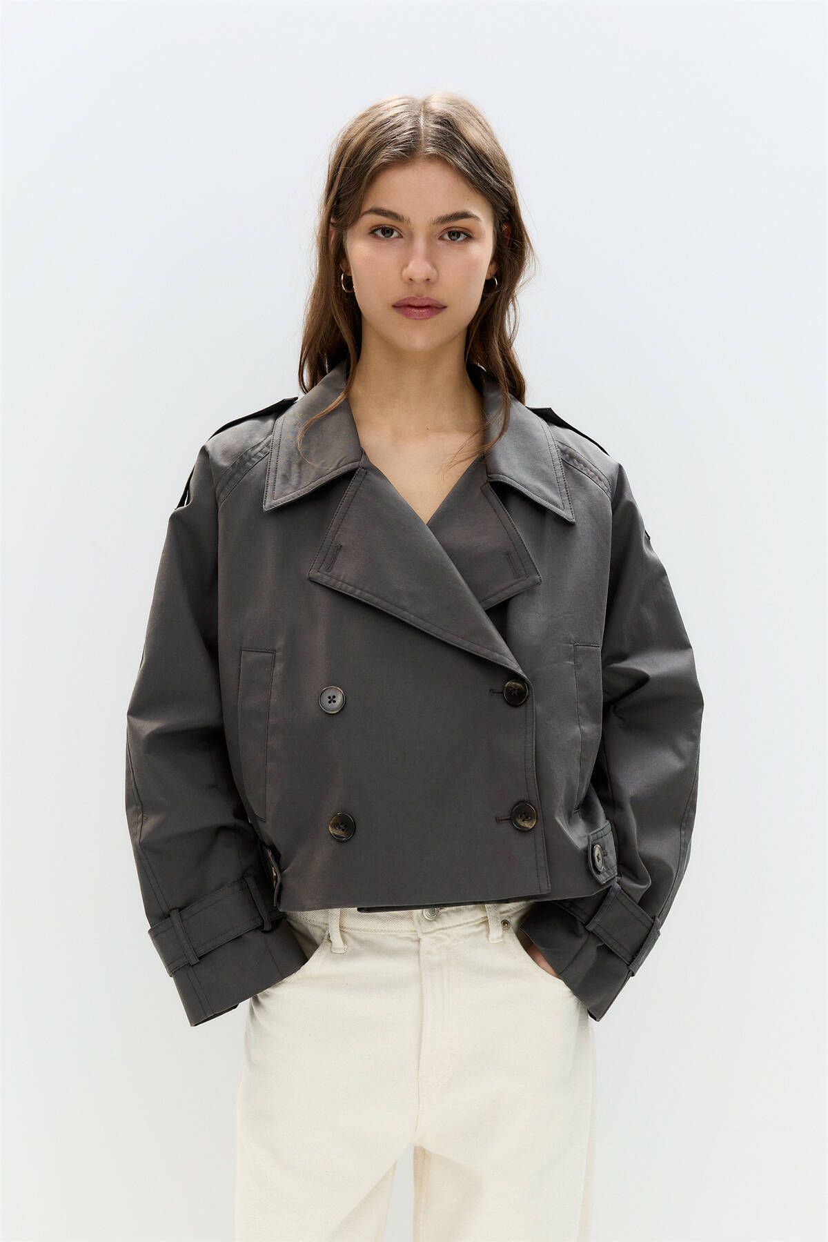 خرید ترنچکت زنانه کوتاه با یقه لایه‌ای و طراحی مدرن Pull & Bear