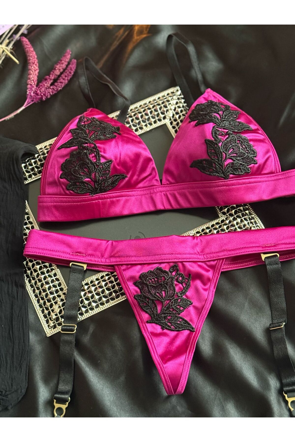MODA-Fuchsia Garter Set (Including Socks) 2
