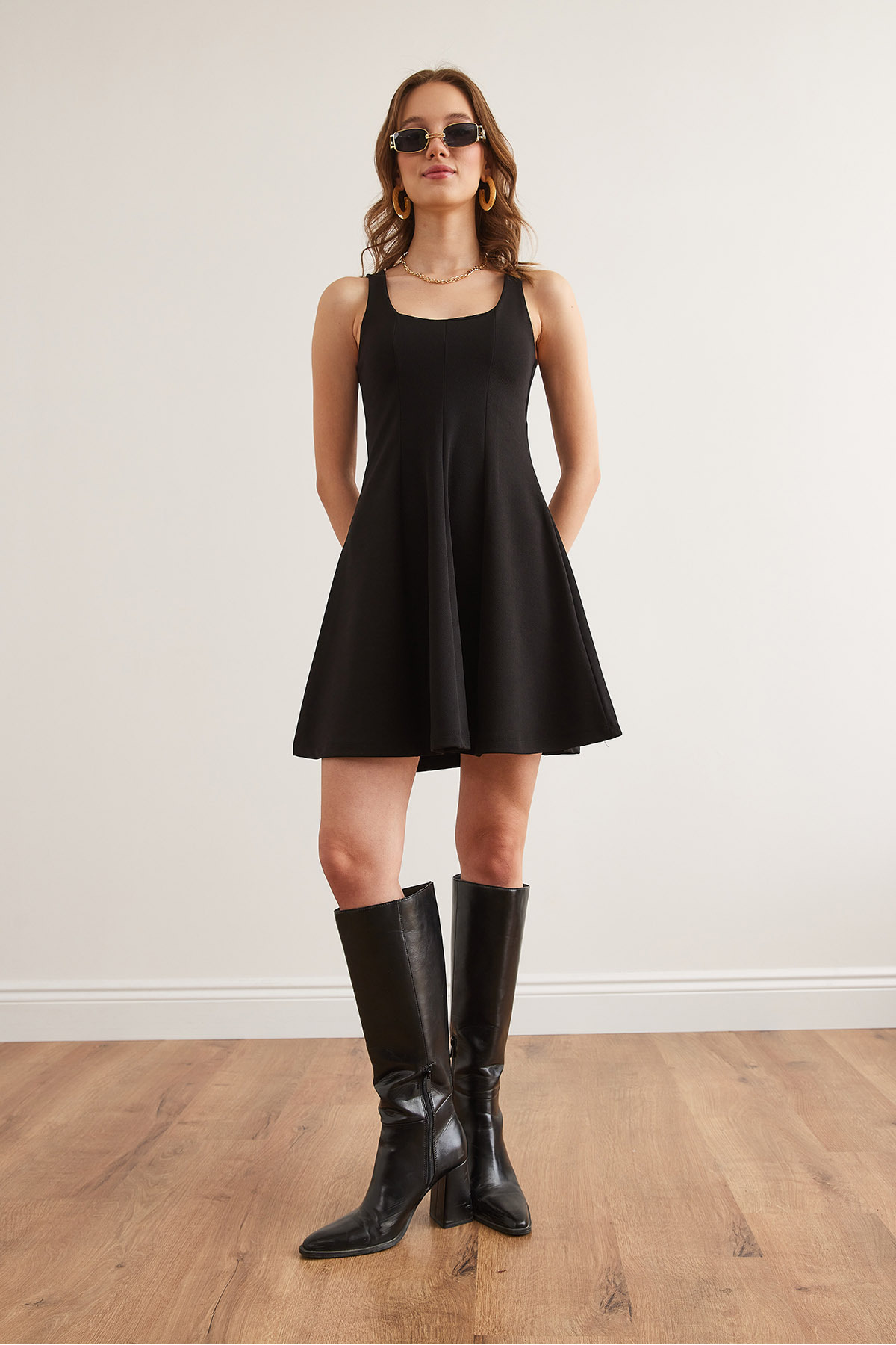 Olalook  Kadın Siyah U Yaka Parçalı Trend Mini Kloş Elbise ELB-19002349 - Görsel 2