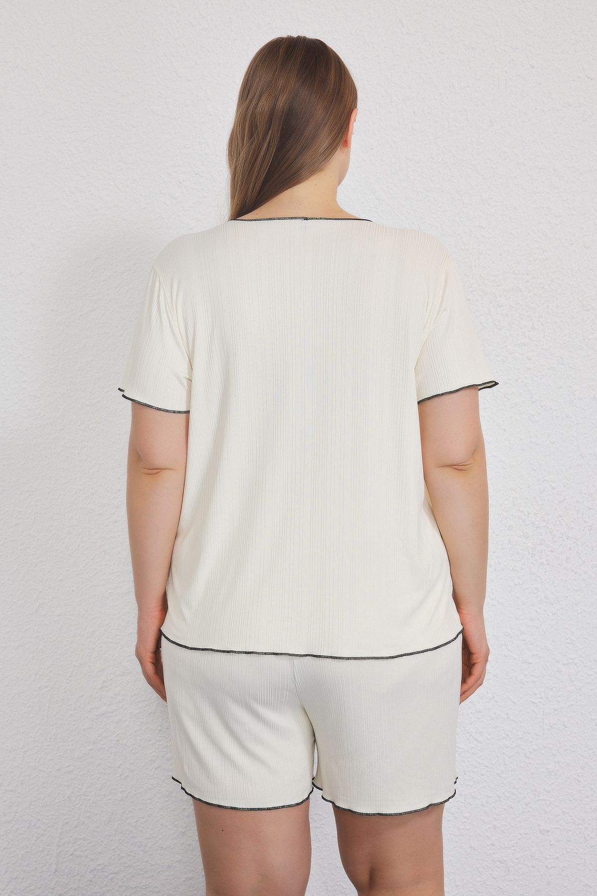 Trendyol Curve-Ecru Taifet-Pyjama-Set mit V-Ausschnitt und Schleife TBBSS25AI00116 3