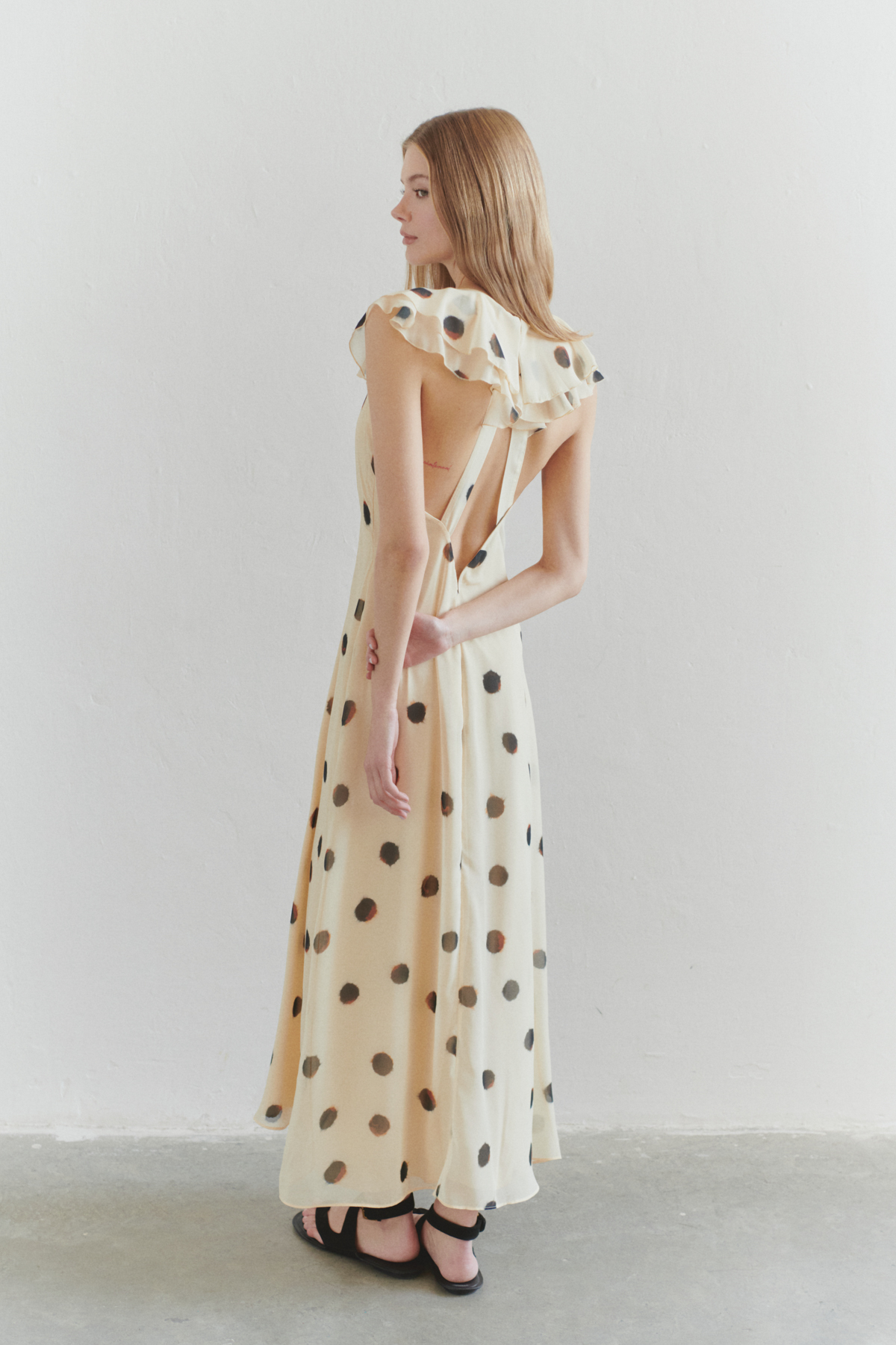 Trendyolmilla  Açık Sarı Sırt Detaylı Şifon Uçuş Uçuş Dokuma Maxi Elbise TWOSS25EL00519 - Görsel 2