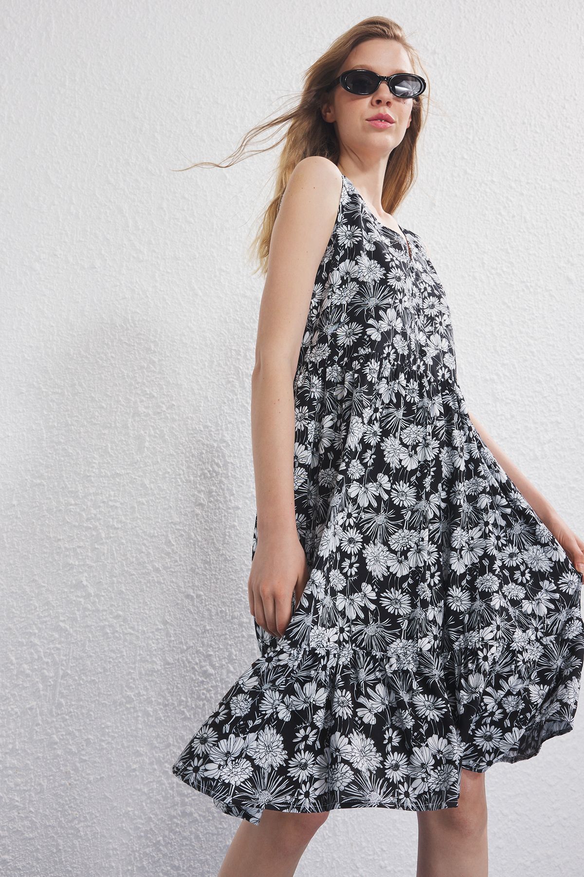 Trendyol Collection-Μαύρο φλοράλ μίντι υφαντό φόρεμα TWOSS25EL00767 2