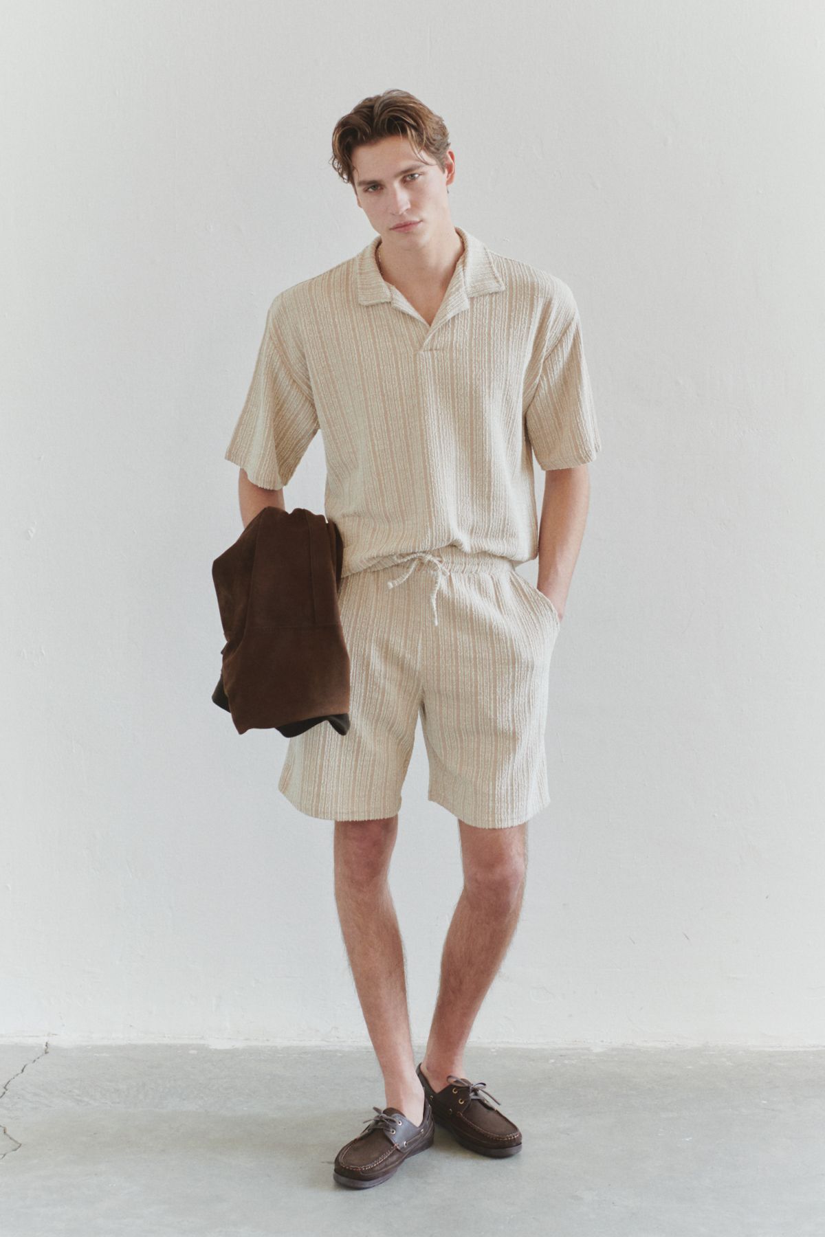 Trendyol Collection Limitovaná edice trička Mink Oversize/Wide Cut Textured Polo Neck TMNSS25PO00031