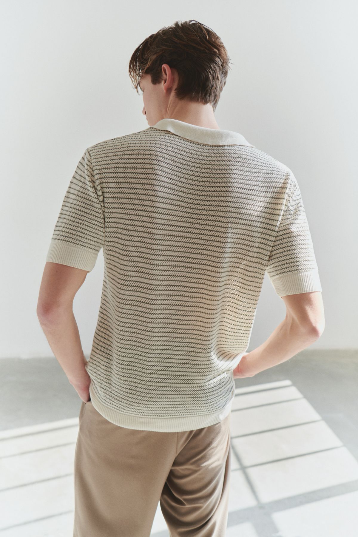 Trendyol Collection-Ediție limitată Bej - Tricou cu mânecă scurtă, cu mânecă scurtă, cu dungi, cu gât polo, tricotaje TMNSS23PO00026 2