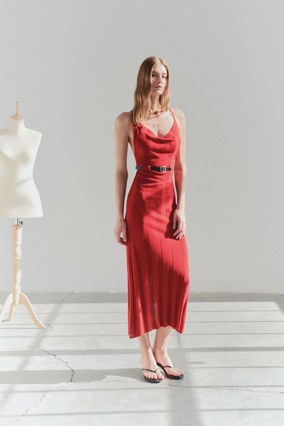 Trendyol Collection Czerwona Dzianinowa Sukienka Maxi Z Odkrytymi Plecami I Paskiem (edycja Limitowana) Twoss25el00500 Kobieta - L