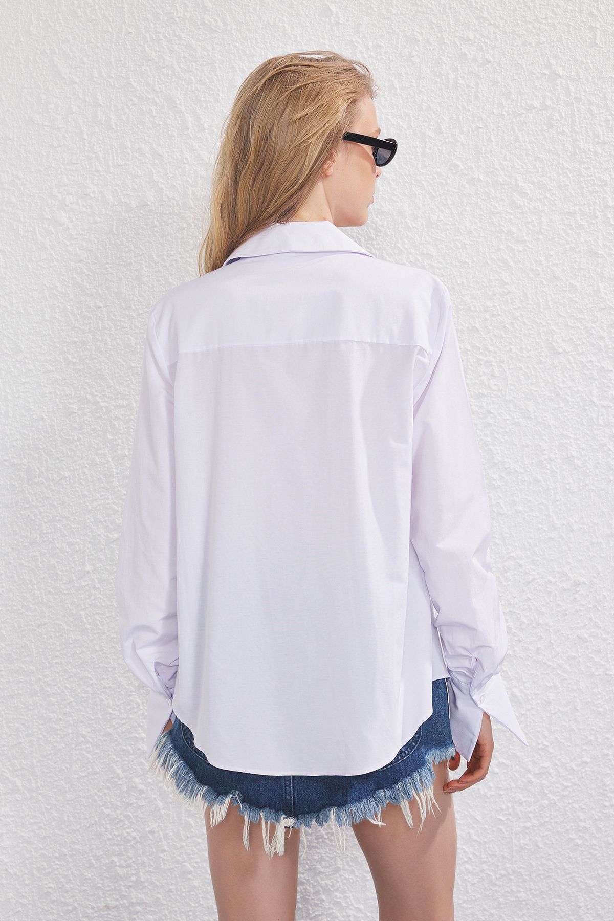 Trendyol Collection-Weißes Hemd mit gerafften Ärmeln TWOSS25GO00142 4