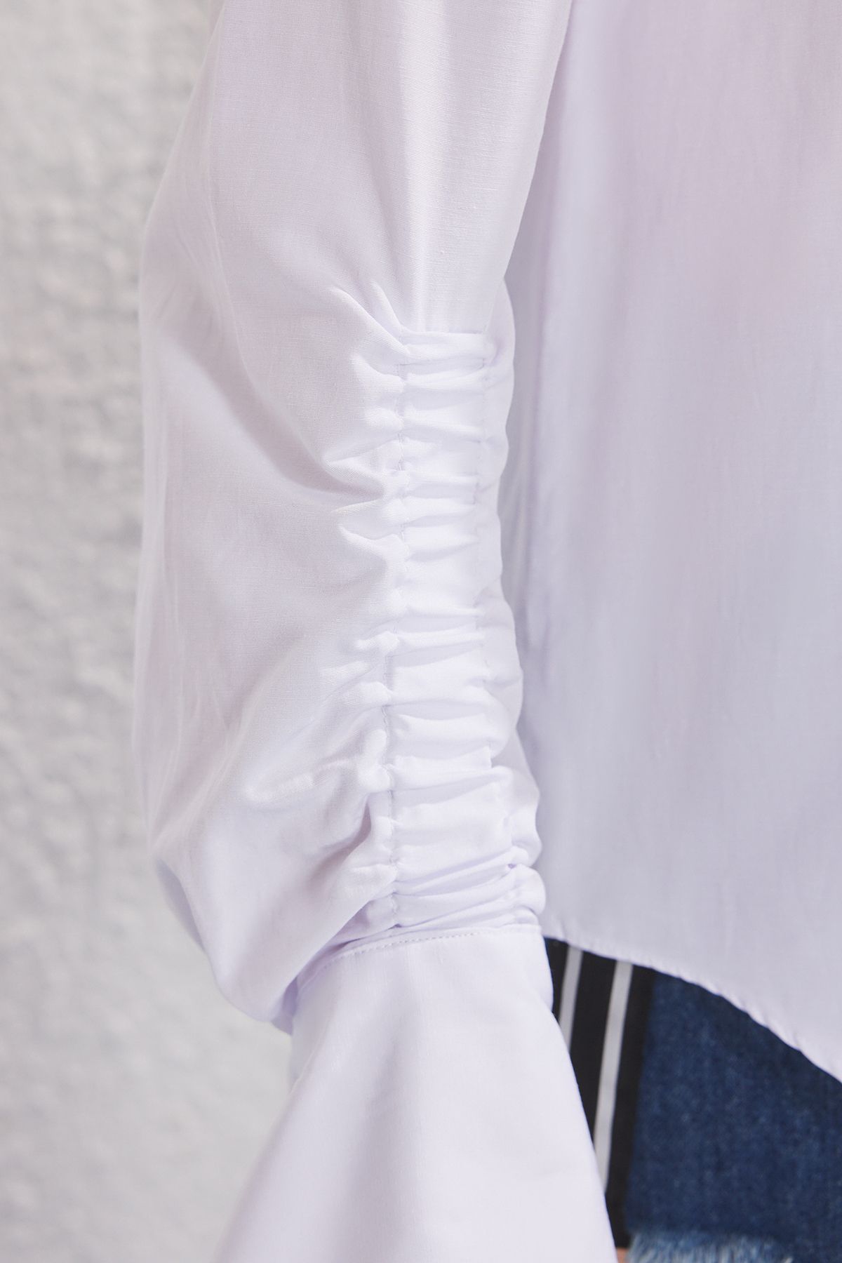 Trendyol Collection-Weißes Hemd mit gerafften Ärmeln TWOSS25GO00142 3