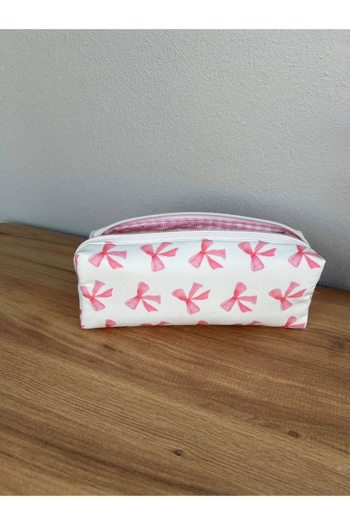 Soft Pembe Fiyonklu Beyaz Fermuarlı Kalemlik Kalem Kutusu Yıkanabilir Astarlıdır Ölçüleri 20-7-6