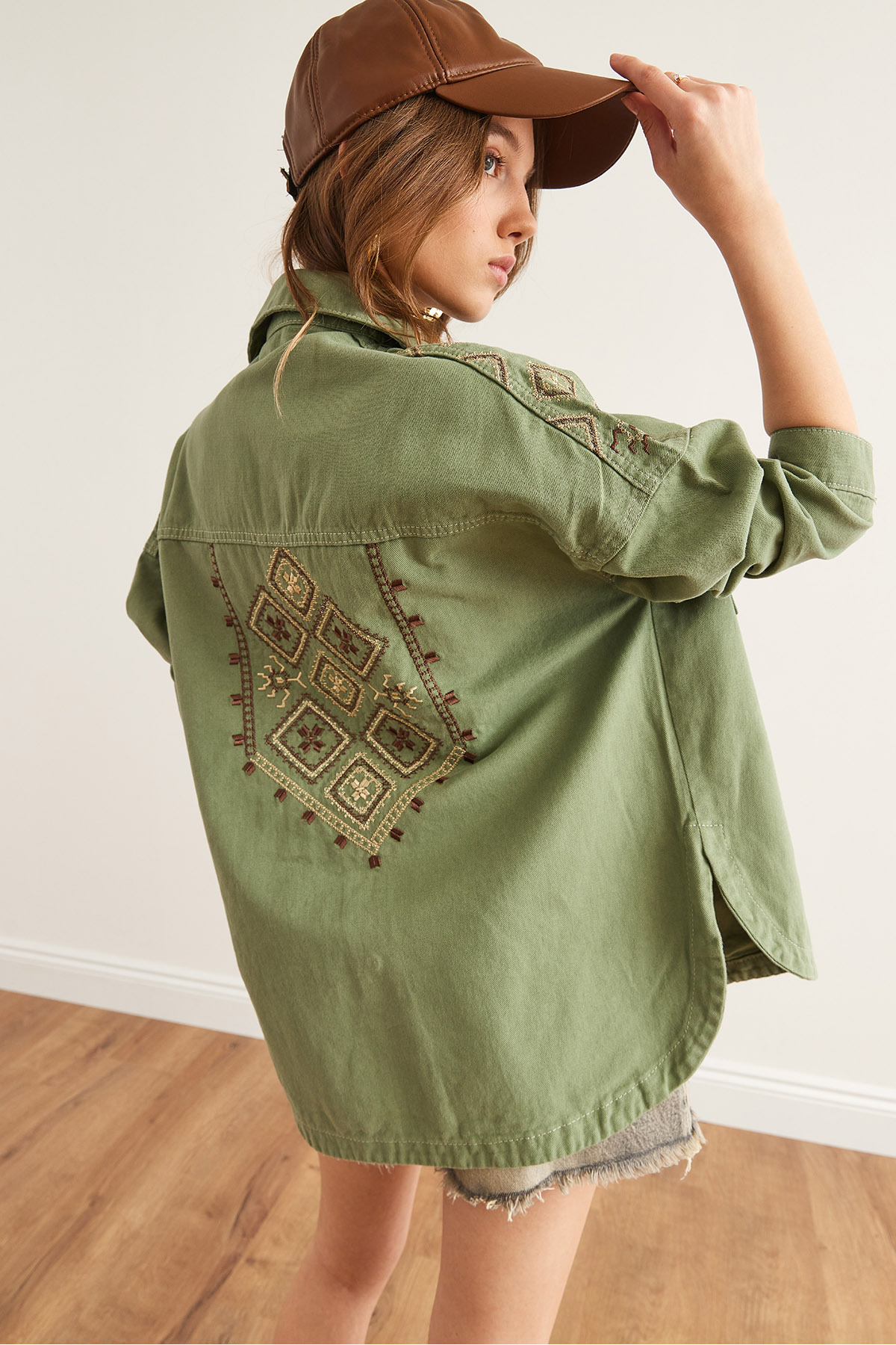 Olalook  Kadın Haki Omuz ve Sırt Nakış Detaylı Pamuk Gabardin Ceket CKT-19000430 - Görsel 6