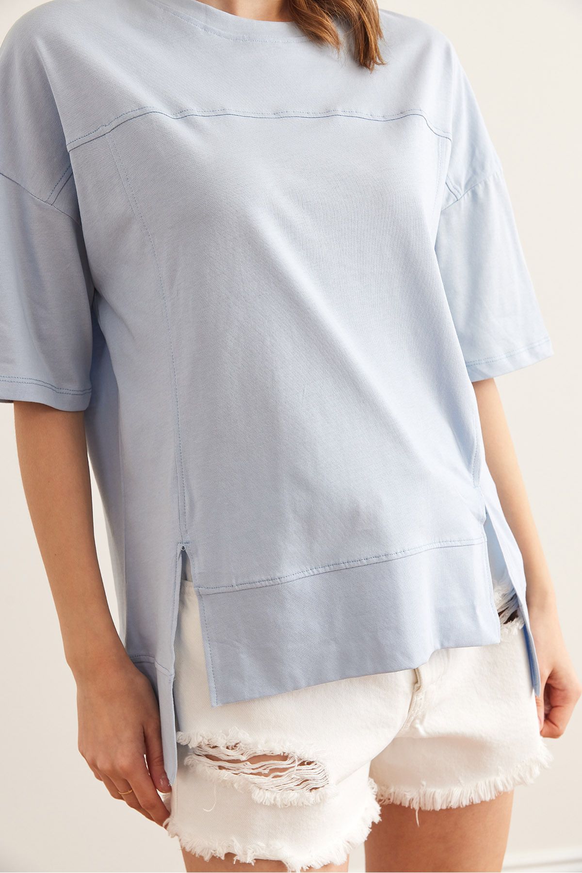 Olalook-Damen-T-Shirt aus eisblauer Baumwolle mit detaillierten Nähten und Ausschnitten vorne TSH- 19000800 4