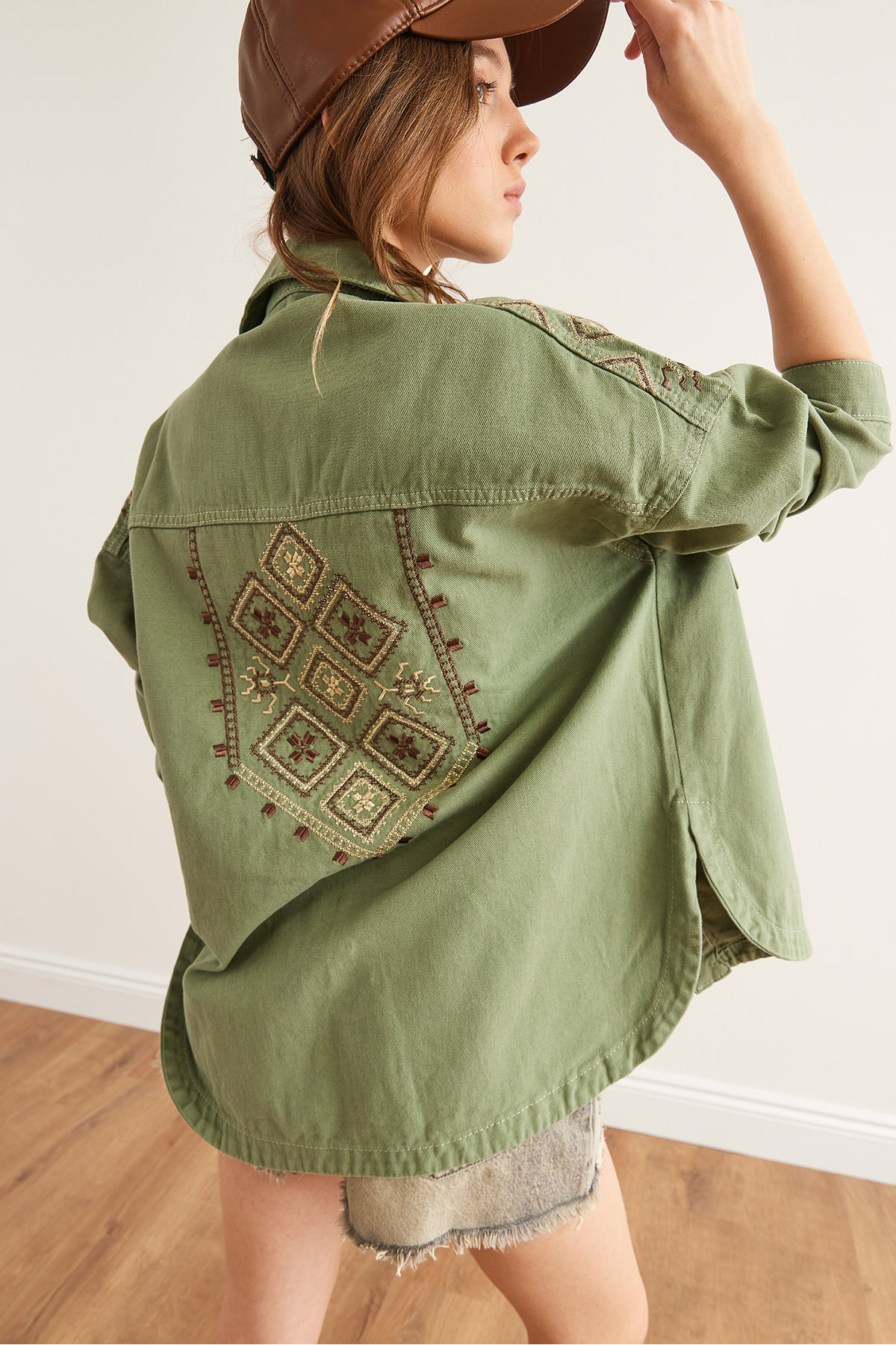 Olalook  Kadın Haki Omuz ve Sırt Nakış Detaylı Pamuk Gabardin Ceket CKT-19000430 - Görsel 7