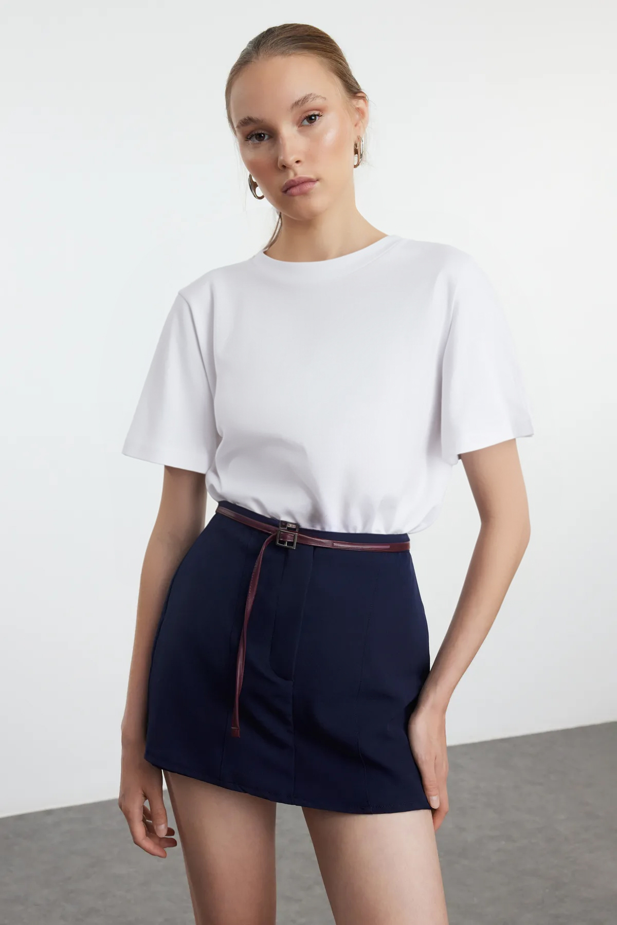 Trendyolmilla  Lacivert Kemerli Mini Dokuma Etek Görünümlü Şort TWOAW25SR00027 - Görsel 2