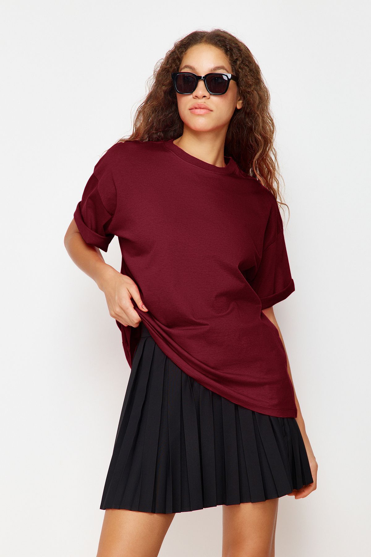 Trendyol Collection Burgunderrotes Premium-T-Shirt aus 100 % Baumwolle in Übergröße/weiter Passform mit Rundhalsausschnitt TWOSS23TS00040