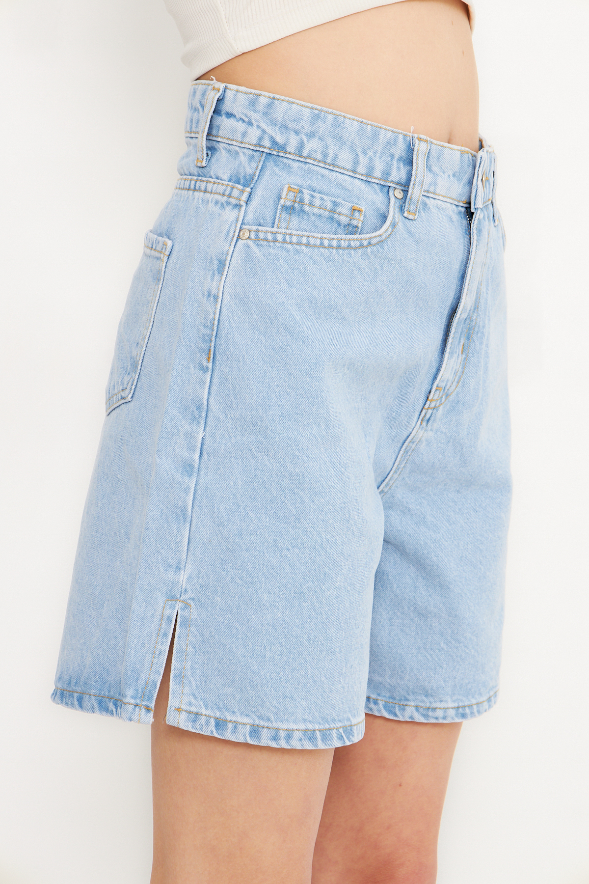 Trendyolmilla  Açık Mavi Paçası Yırtmaç Detaylı Normal Bel Denim Bermuda TWOSS25SR00148 - Görsel 4