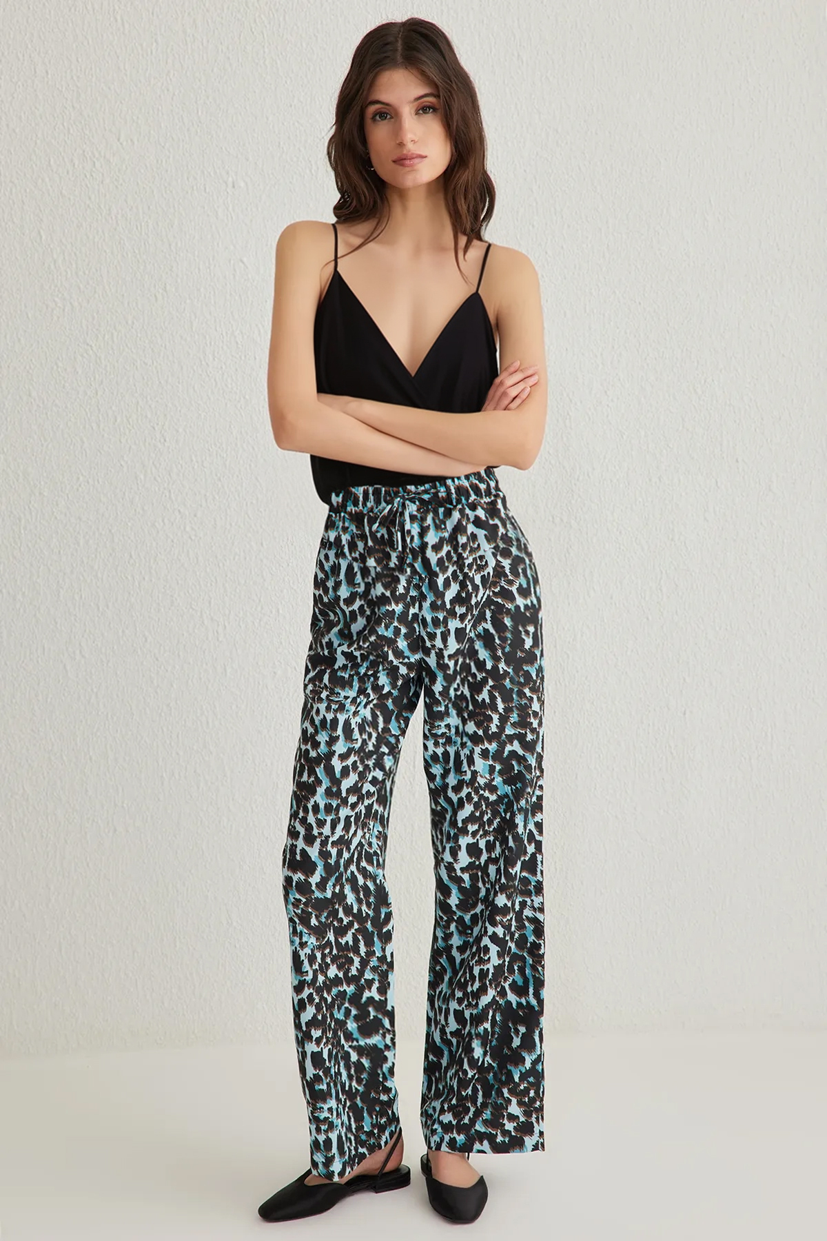 Trendyolmilla  Mavi Beli Lastikli Wide Leg/Geniş Paça Leopar Desenli Dokuma Pantolon TWOSS25PL00005 - Görsel 2