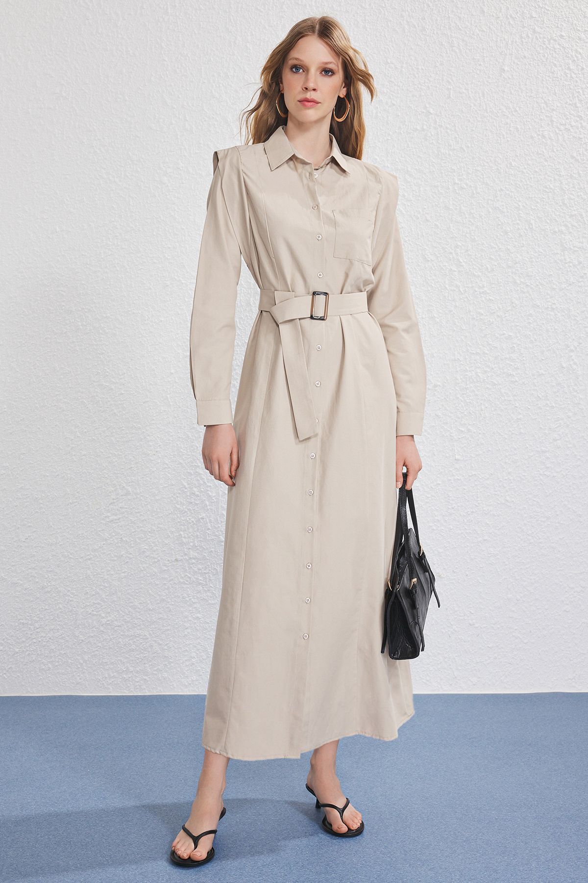 Trendyol Modest-Beigefarbenes Kleid aus gewebter Frottee mit Gürtelschnalle und detailliertem Detail TCTSS25EB00134 2
