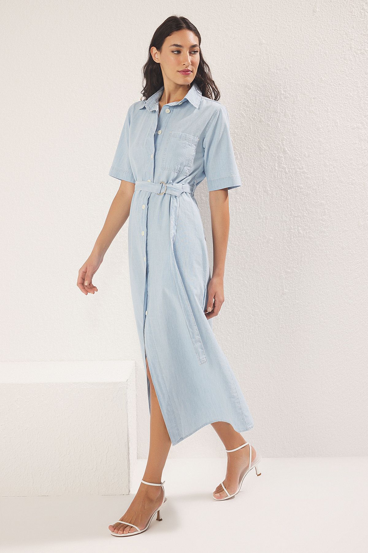 Trendyol Collection Niebieska Sukienka Koszulowa Midi Z Jeansu Z Paskiem Kobieta - 40