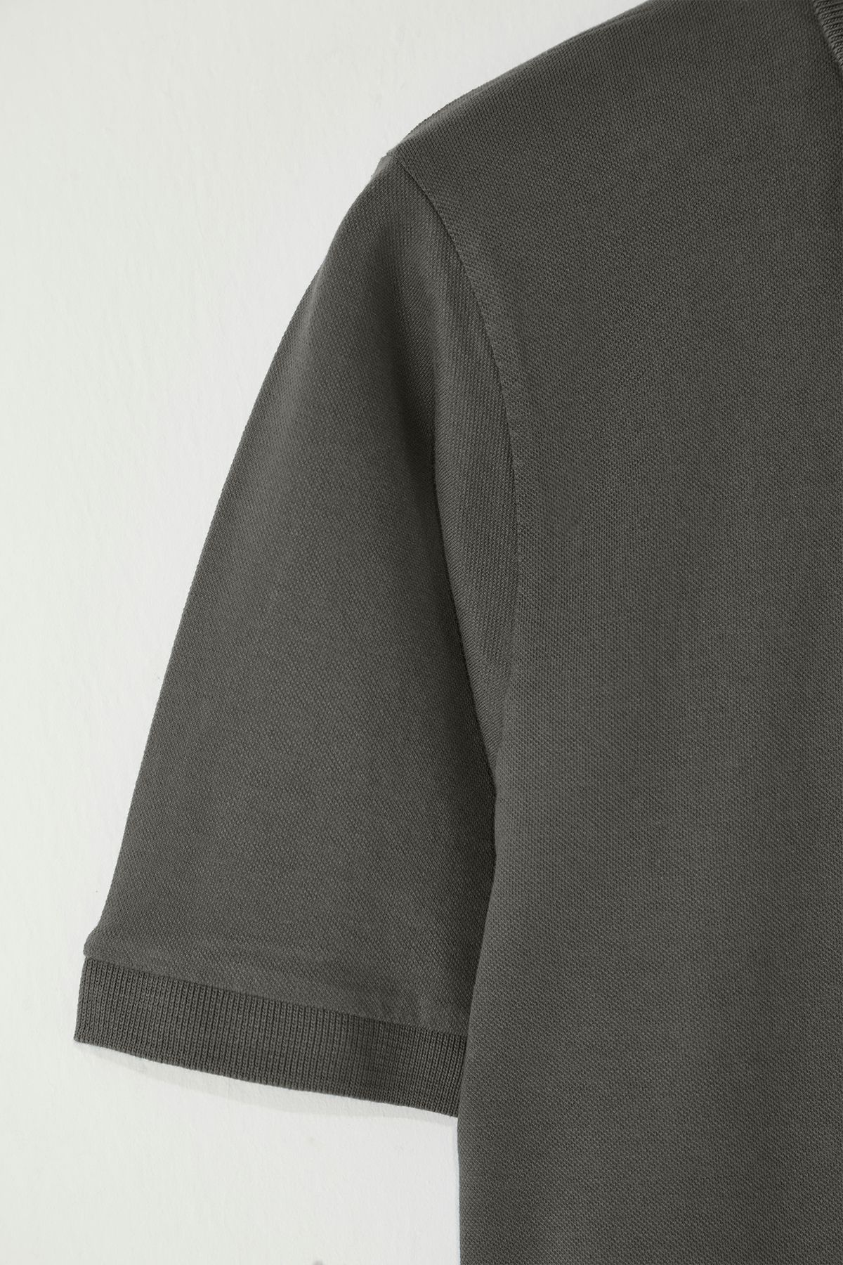 Trendyol Collection-Geräuchertes, reguläres, besticktes T-Shirt mit Polokragen TMNSS25PO00046 7