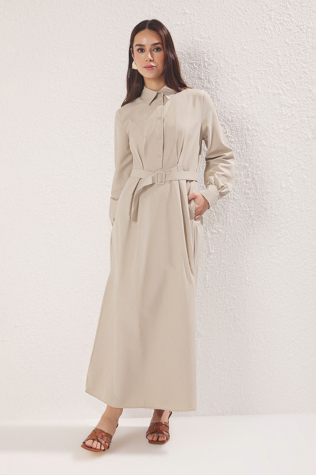 Trendyol Modest-Beigefarbenes gewebtes Kleid mit Hemdkragen und Stoffgürtel TCTSS25EB00006 2