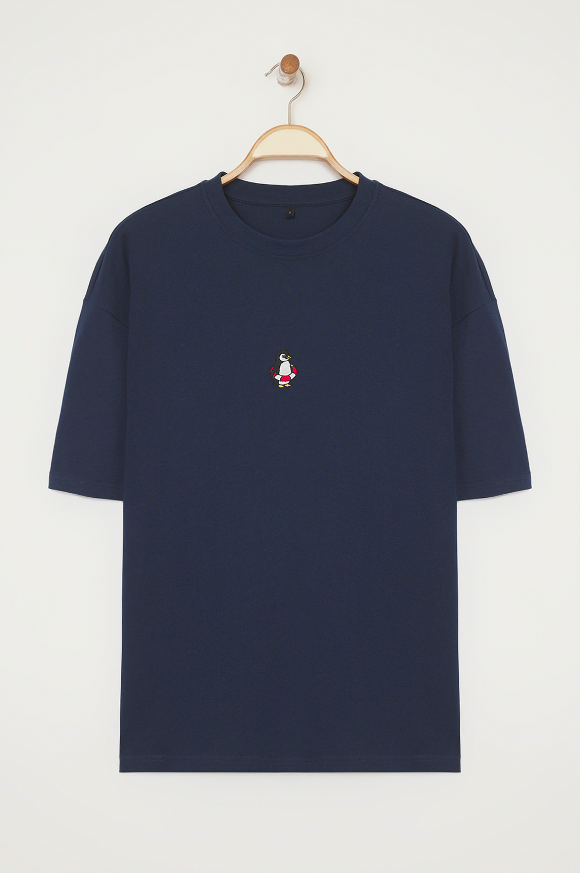 Trendyolmilla  Lacivert Oversize/Geniş Kesim Penguen Nakışlı %100 Pamuklu T-Shirt TMNSS23TS00243 - Görsel 2