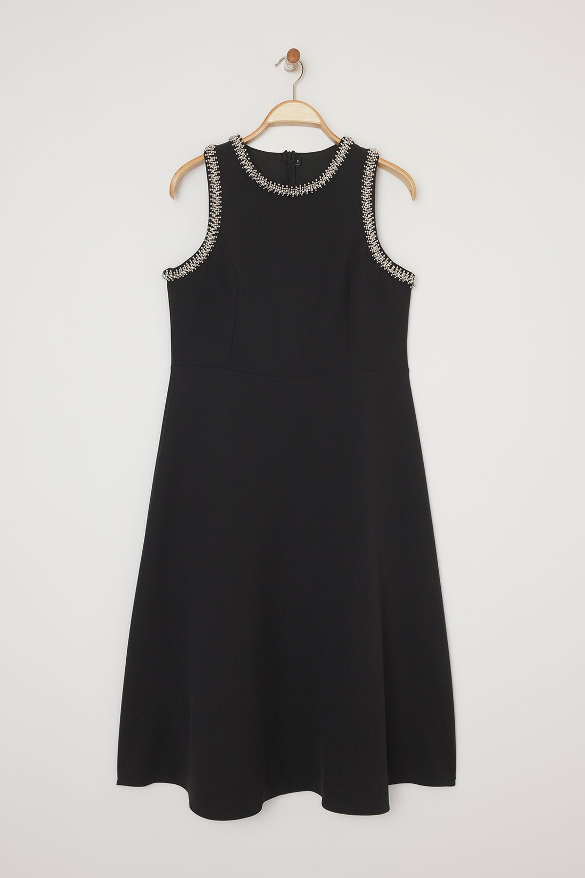 Trendyol Curve-Schwarzes, ärmelloses, gewebtes Abendkleid in Midi-Länge in A-Linie mit Steinen/TBBSS25AH00053 5