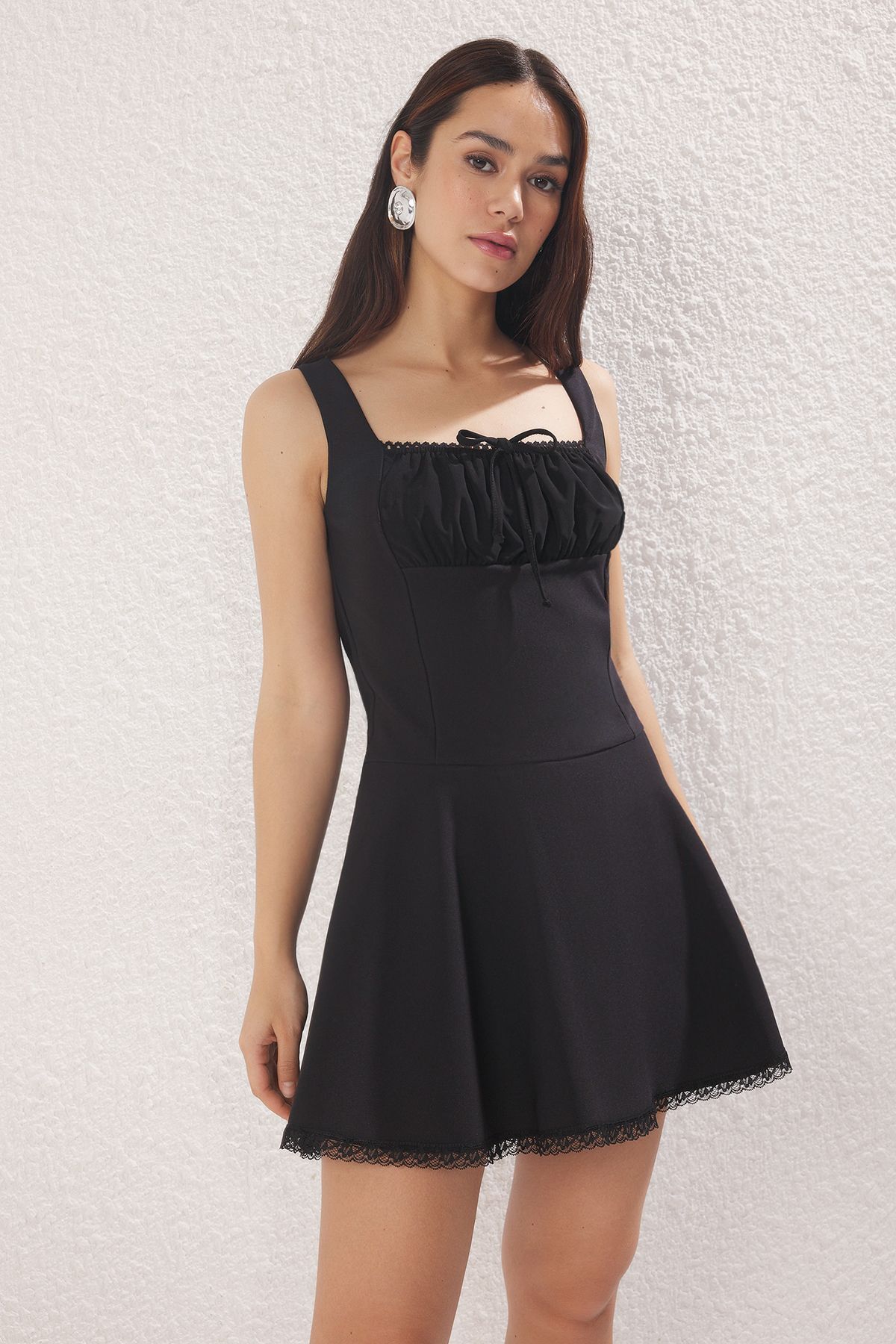 Trendyol Collection Czarne Koronkowe Detale, Krótkie Spódniczki, Mini Kombinezon Tkany Kobieta - 36
