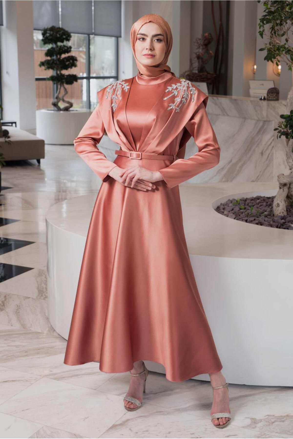 پیراهن شب ساتن جزییات سنگ کمربند 50303 Alvina