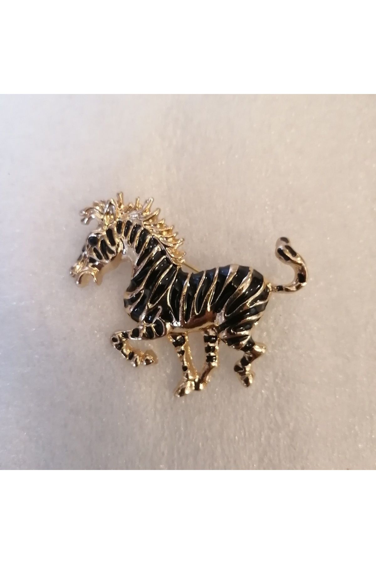 Butik Tülin Unisex otantik altın metal siyah çizgili zebra broş 5x4.2 cm Tayland Malı