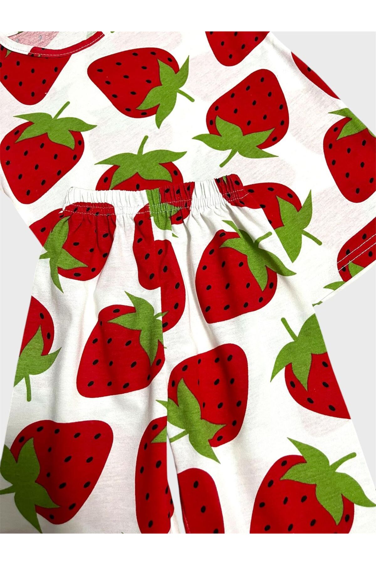Genel Markalar Kız Çocuk Pamuklu Beyaz Çilek Desenli Kısa Kollu Şortlu Yazlık Pijama Takımı fotoğrafı 2 (önizleme)
