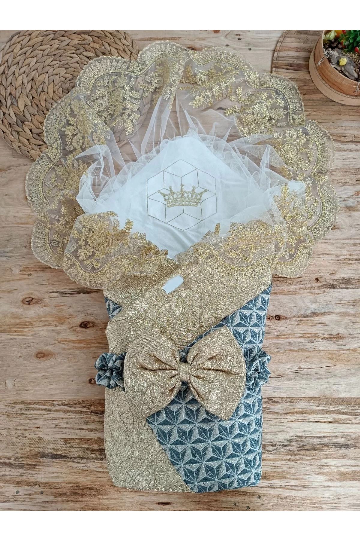 Mu Art Ahşap Yenidoğan Ultralüks Piramit Desenli Güpürlü Bebek Battaniyesi Kundak Gold
