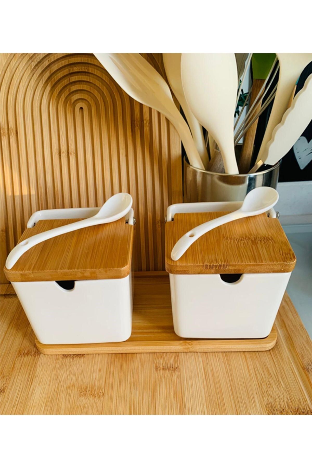 Qerhome 2'li Bambu Standlı Bambu Kapaklı Porselen Kaşıklı Tuzluk Biberlik 260 ML(GNL)