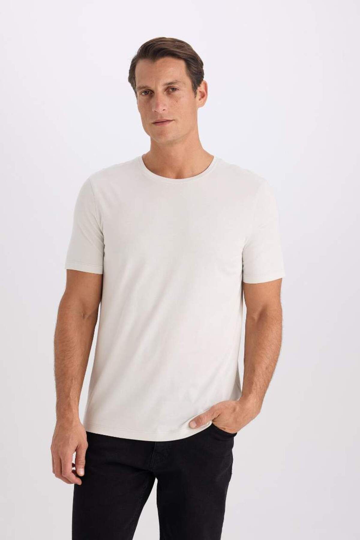DeFacto Yeni Sezon Slim Fit Dar Kesim Bisiklet Yaka Modal Karışımlı Pamuklu Basic Düz Kısa