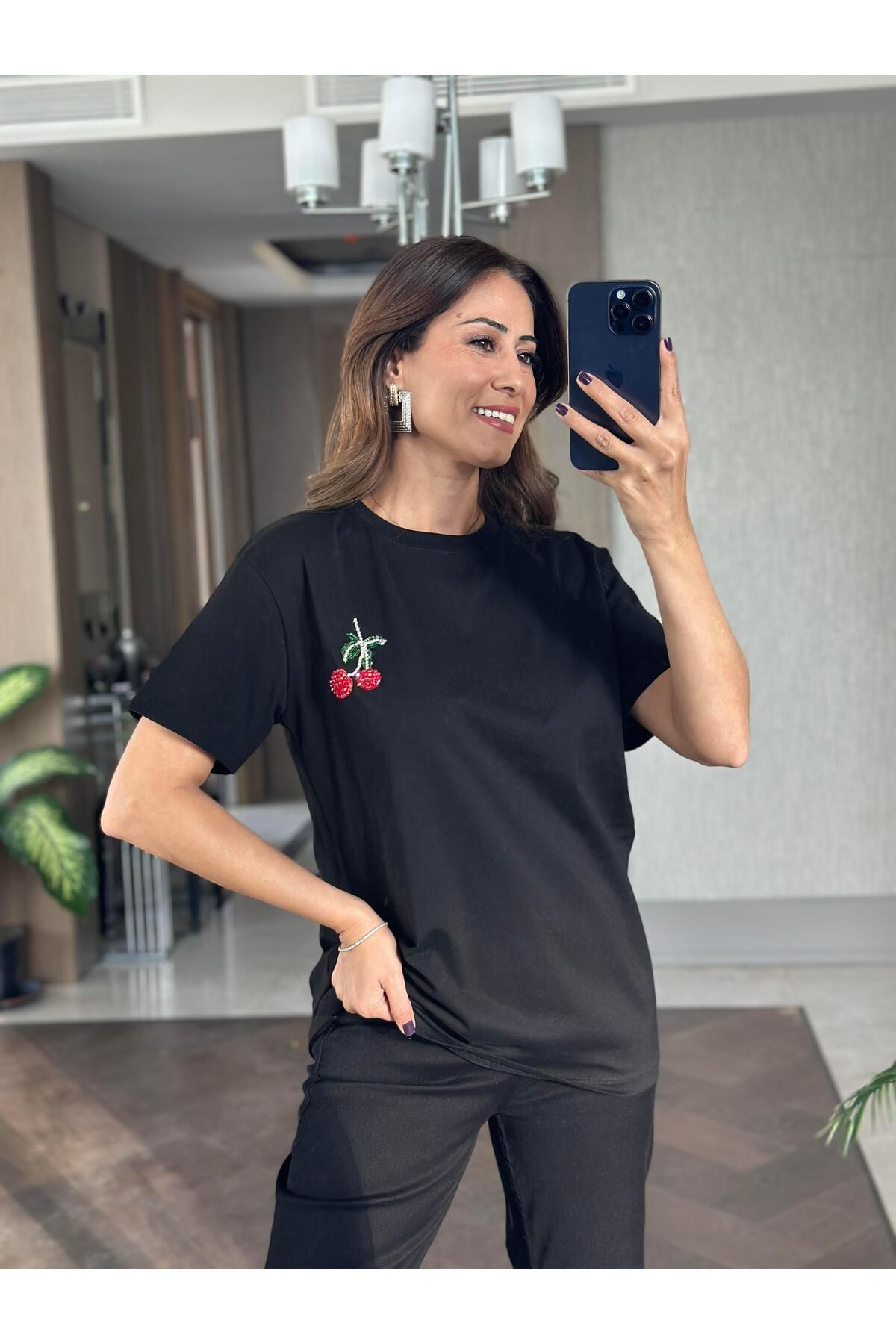 Forlady Butik Siyah Kiraz Taşlı Bisiklet Yaka Kadın T-Shirt