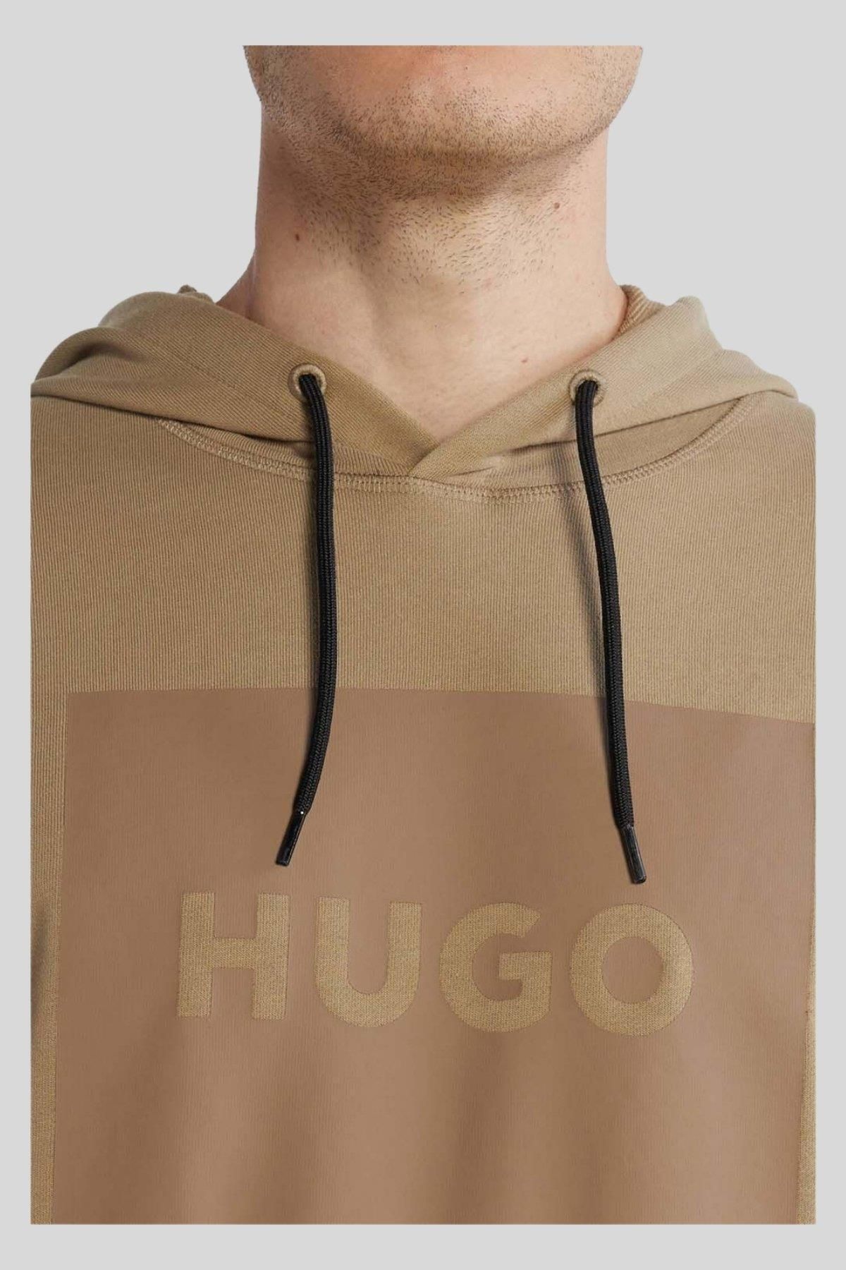 سویشرت مردانه HUGO BOSS به طور مرتب و متناسب با لباس های پیراهن قهوه ای BOSS