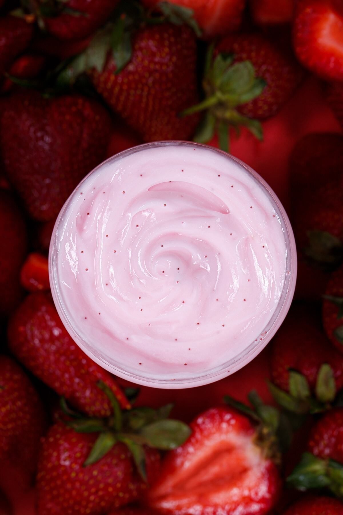 GLOUR-500 ml Strawberry Scrub with Strawberry Extract - Revitalizing and Moisturizing Cellulite and Submerged Remover 3