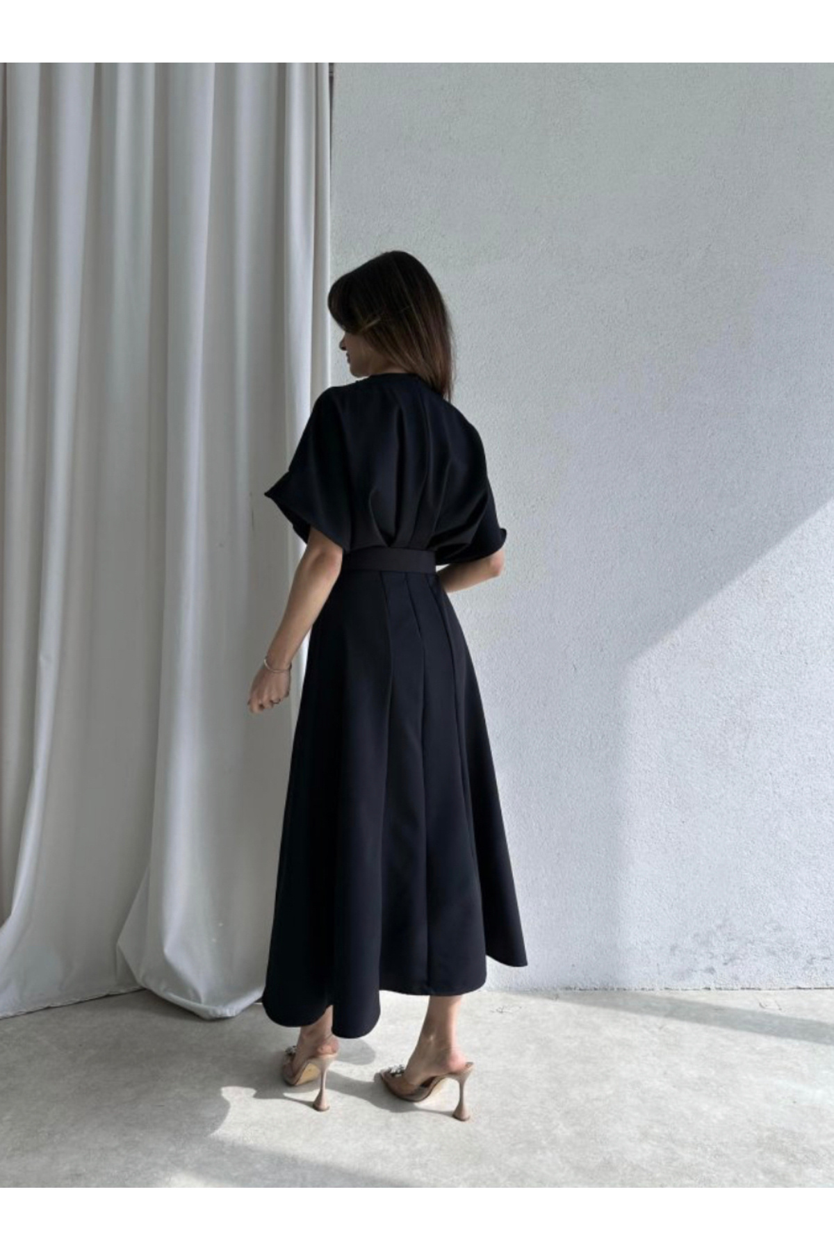 Afiş Butik  Siyah Kemer Detaylı Yuvarlak Yaka Piliseli Midi Elbise - Görsel 5