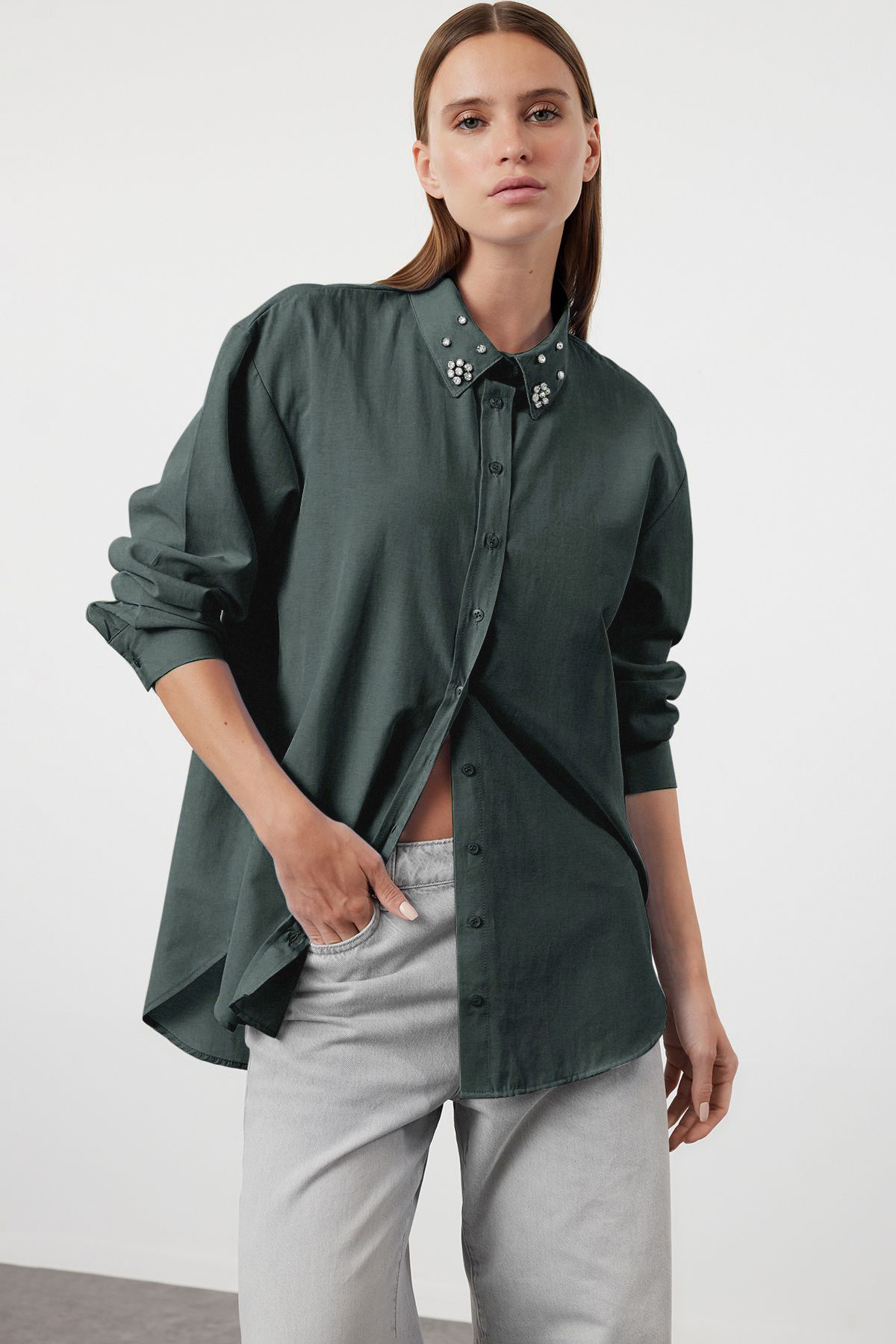 Trendyol Collection Koszula oversize w kolorze ciemnozielonym z kamiennym det...