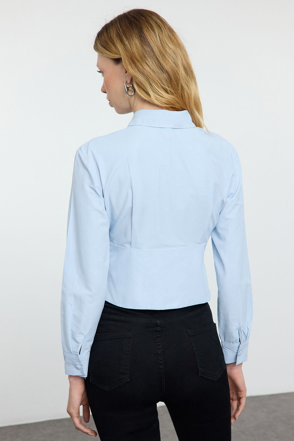 Trendyolmilla  Mavi Bele Oturan Fitted Kalıp Dokuma Gömlek TWOAW25GO00075 - Görsel 5